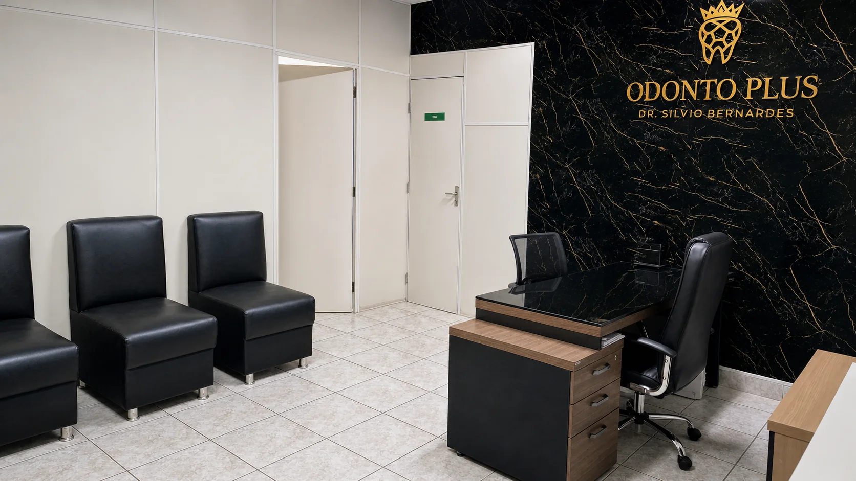 Recepção real da Odonto Plus com assentos e parede de mármore com a marca da clínica