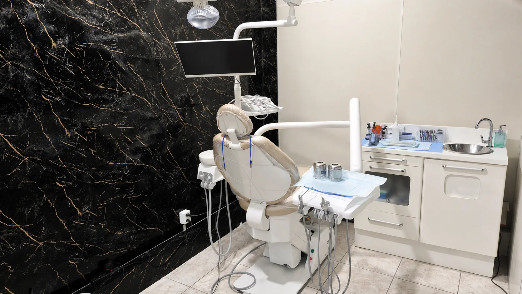Consultório da Odonto Plus com cadeira odontológica e bancada clínica